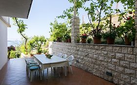 Apartmani Kate, Plat
